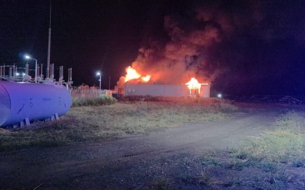 Incendiu la Stâlpu, Buzău: Hală de stocare baterii, în flăcări