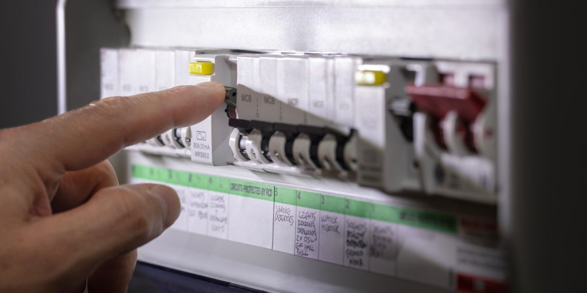 Transelectrica taie curentul la marii consumatori | GUVERNUL a decis