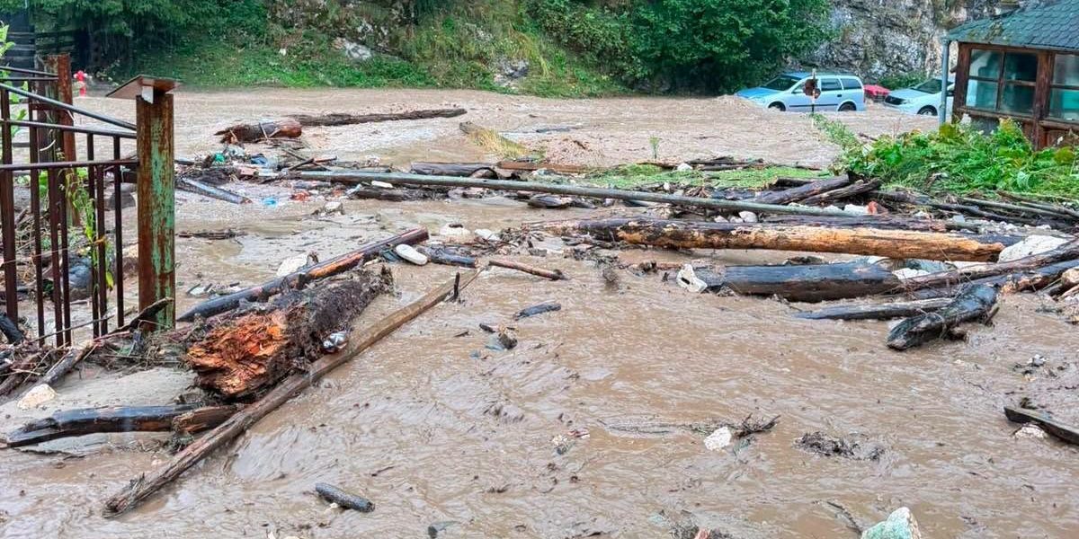 Argeș: Viitură devastatoare a inundat casele din Dâmbovicioara