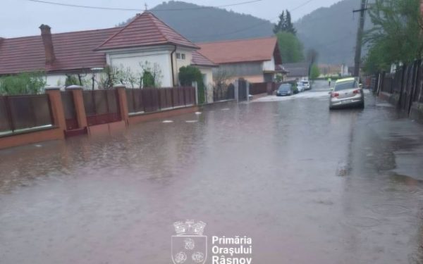 Râșnov inundat: Ploaie torențială, canalizare depășită
