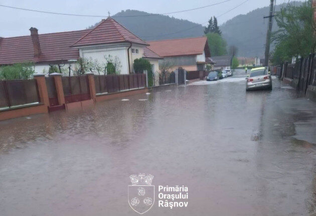 Râșnov inundat: Ploaie torențială, canalizare depășită