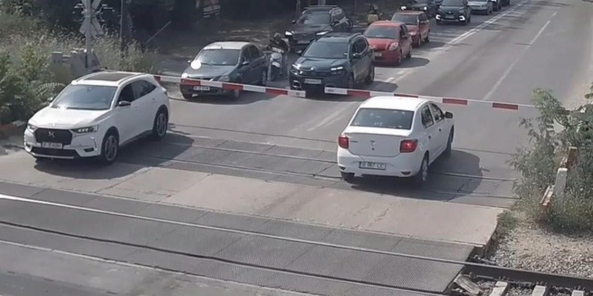 Șoferi blocați la Petricani din cauza trenului. CFR acuză inconștiență