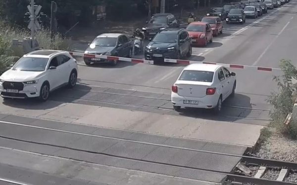 Șoferi blocați la Petricani din cauza trenului. CFR acuză inconștiență