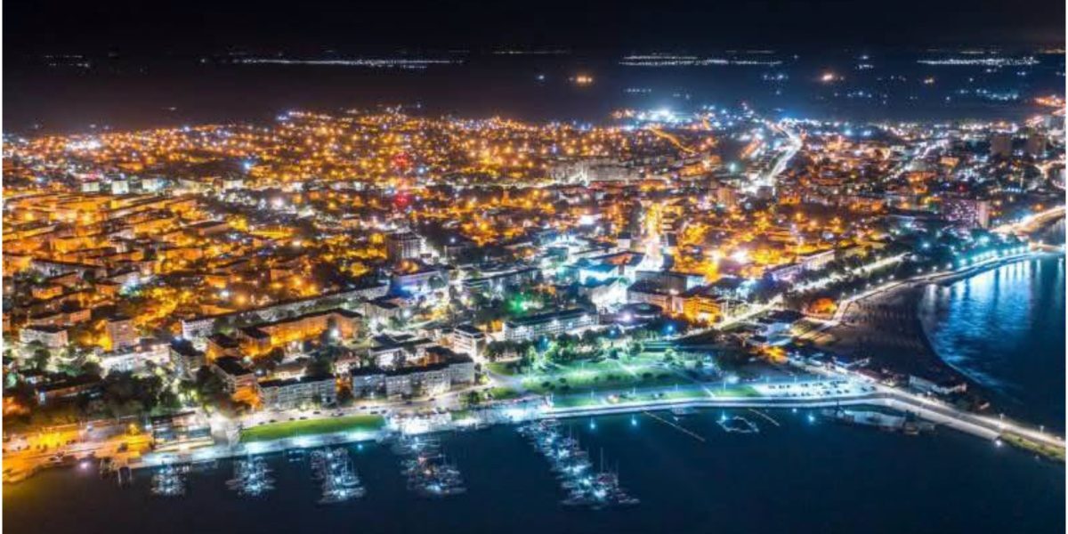 Mangalia scapă de penurie: Iluminatul public rămâne aprins pentru turiști