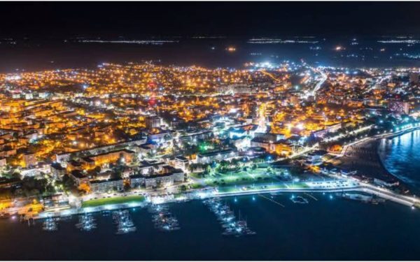 Mangalia scapă de penurie: Iluminatul public rămâne aprins pentru turiști
