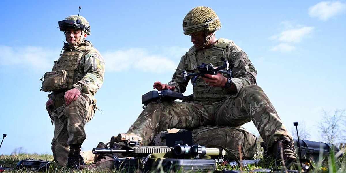 NATO: AI pilotează drone pe front, omul alege cine moare