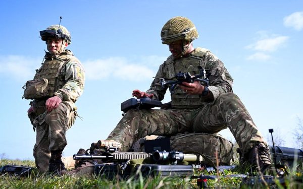 NATO: AI pilotează drone pe front, omul alege cine moare