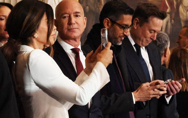 Bezos și Musk, avertisment catastrofal pentru Terra