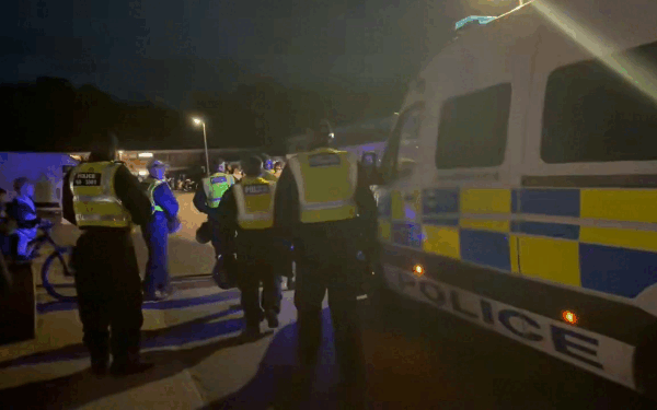 Marea Britanie: Polițistă mușcată grav la protestele anti-imigrație
