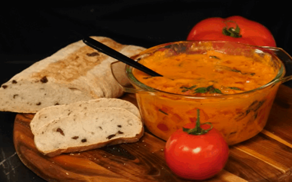 Salsa tutu: Rețetă frescă cu roșii, usturoi și busuioc