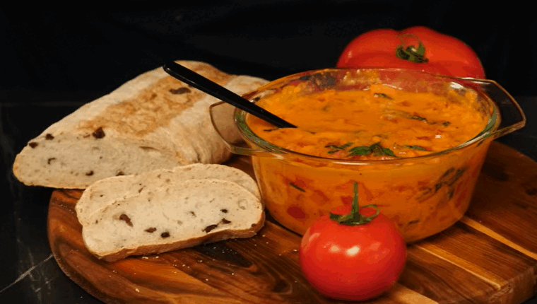 Salsa tutu: Rețetă frescă cu roșii, usturoi și busuioc