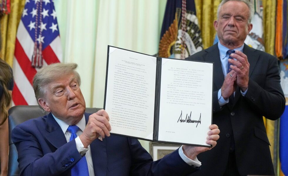 Trump, acuze false la vaccinuri: interdicție la copii