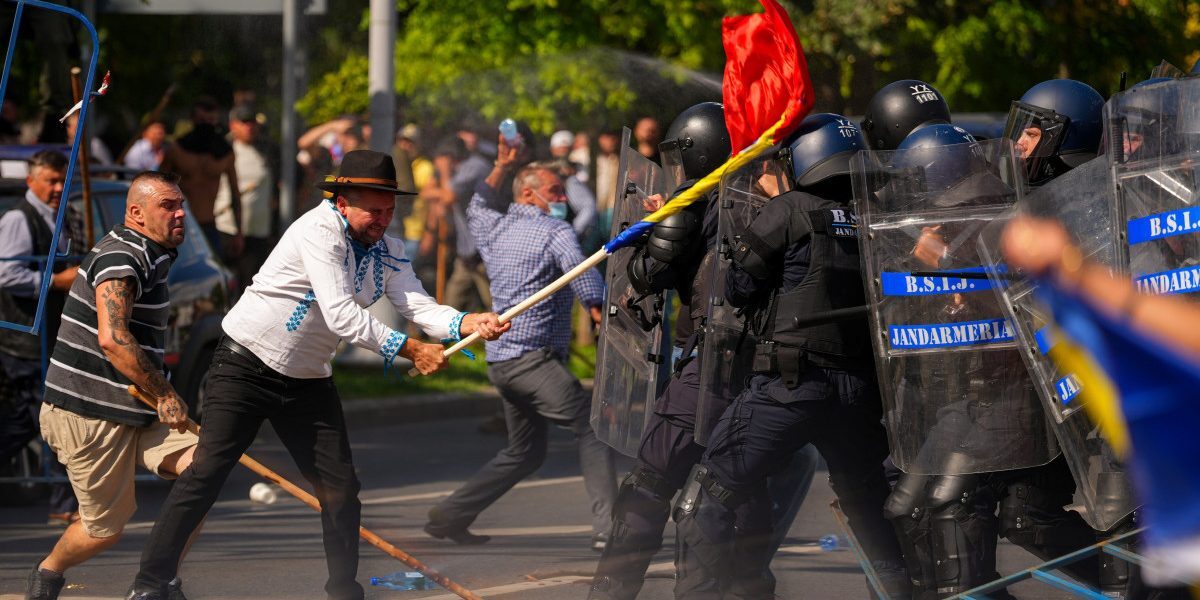 AUR reclamă furt de identitate la protestul din Victoriei