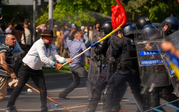 AUR reclamă furt de identitate la protestul din Victoriei