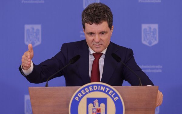 Aleșii locali, scutiți de incompatibilitate. Legea, promulgată de Nicușor Dan
