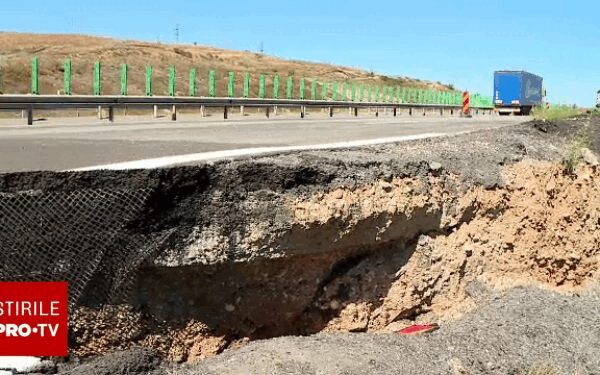 Autostrada Se Surpă: Crater Adânc, Reparare Imposibilă Momentan