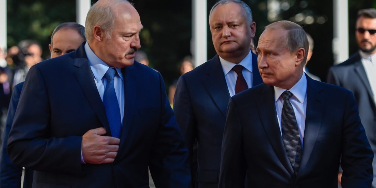 Lukașenko îi întoarce spatele lui Putin