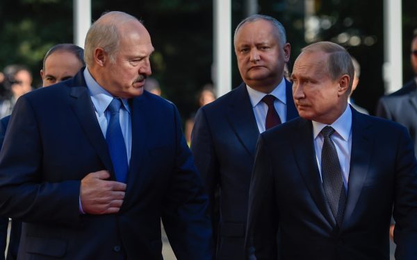 Lukașenko îi întoarce spatele lui Putin