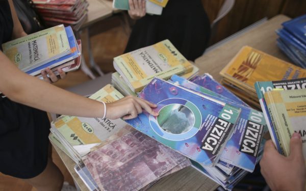 Elevii, încep liceul fără manuale. Ministrul, când vor fi gata: digital