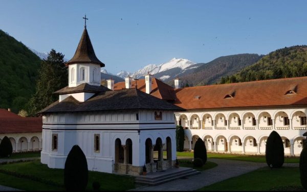 Cazare la Mănăstirea Brâncoveanu: prețuri și farmecul Făgărașului