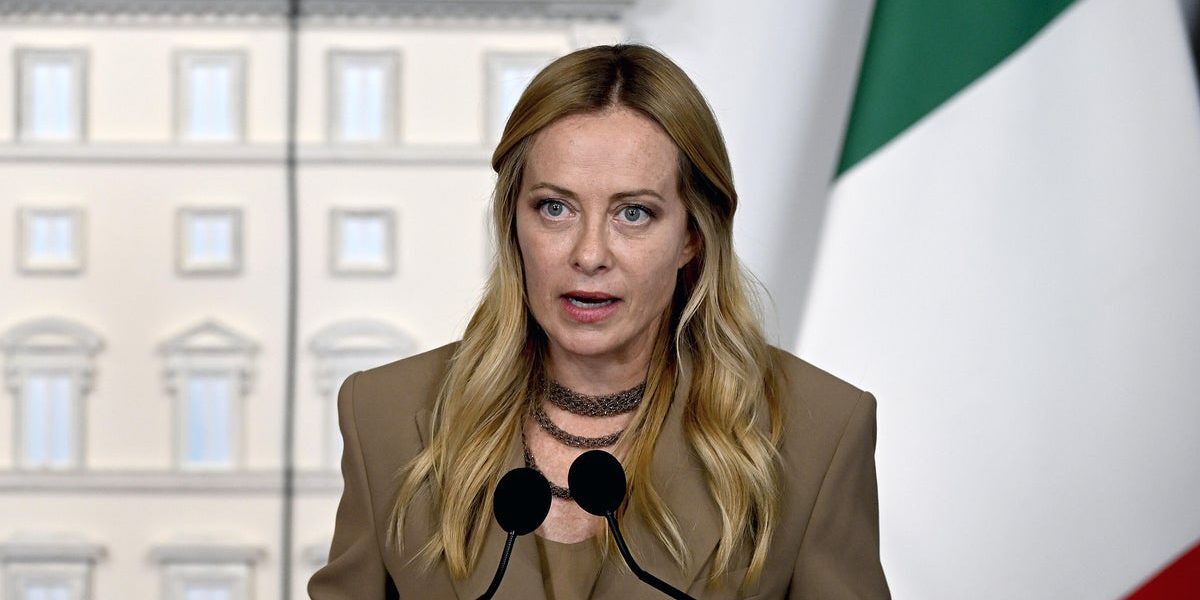 Meloni: Limitări studenți străini, interzis vălul în școli