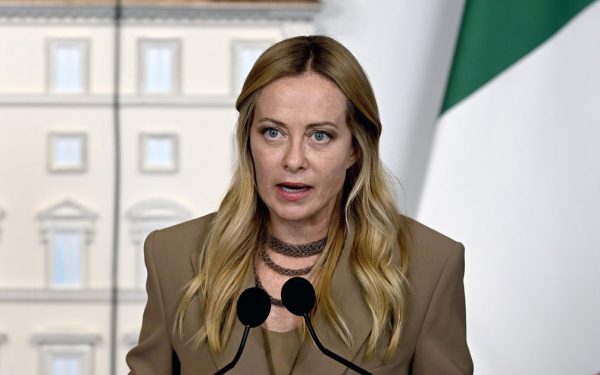 Meloni: Limitări studenți străini, interzis vălul în școli