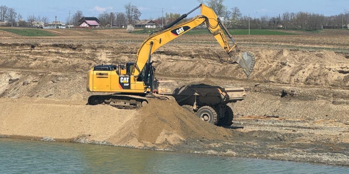 Firmă acuzată de minerit ilegal: agregate vândute din balastieră