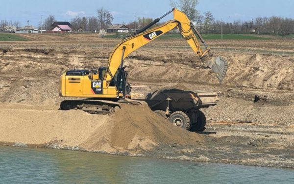 Firmă acuzată de minerit ilegal: agregate vândute din balastieră