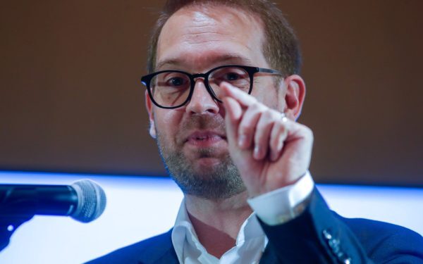 Fritz: Premier independent nu există. USR vrea alegeri anticipate