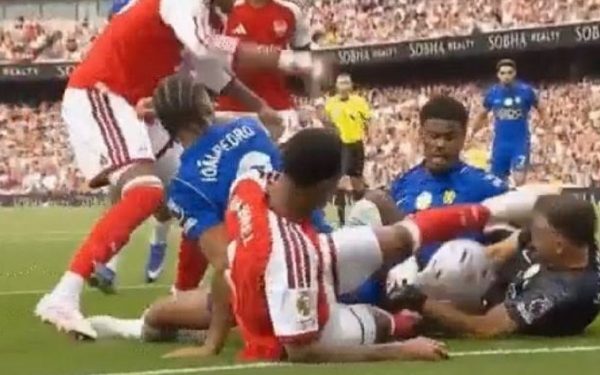 Arsenal-Chelsea: Cum a scăpat Gabriel de cartonaș după lovitura în față