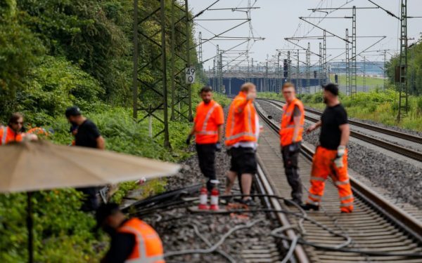 Germania: Cabluri furate, 300 de trenuri blocate pe șine