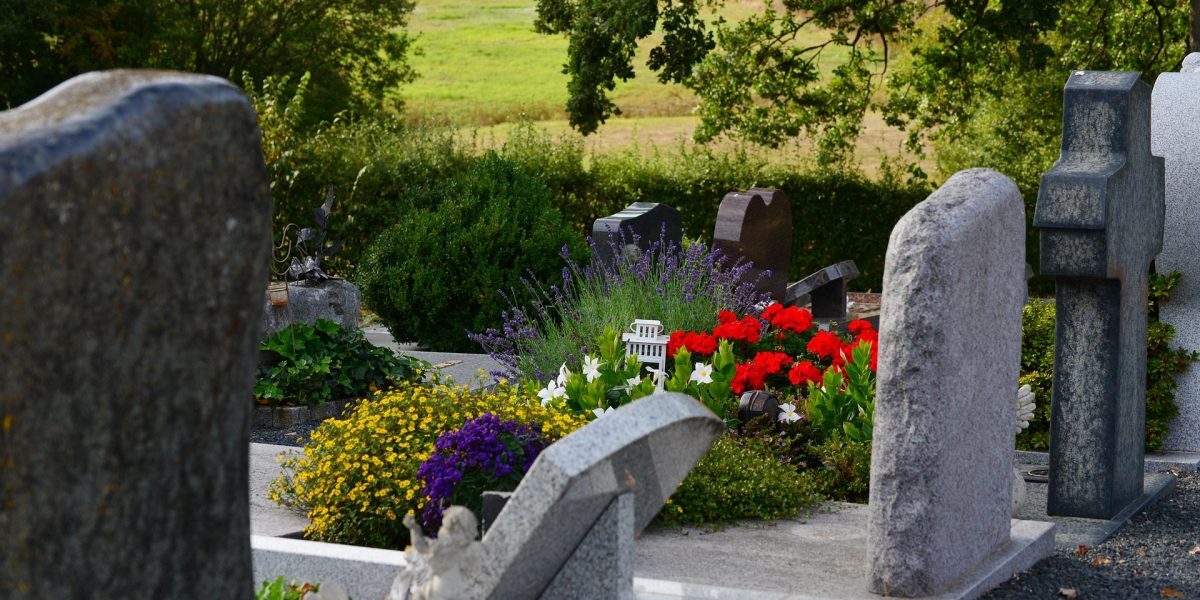 Groapa „stilată” într-un cimitir, la granița României