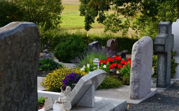 Groapa „stilată” într-un cimitir, la granița României