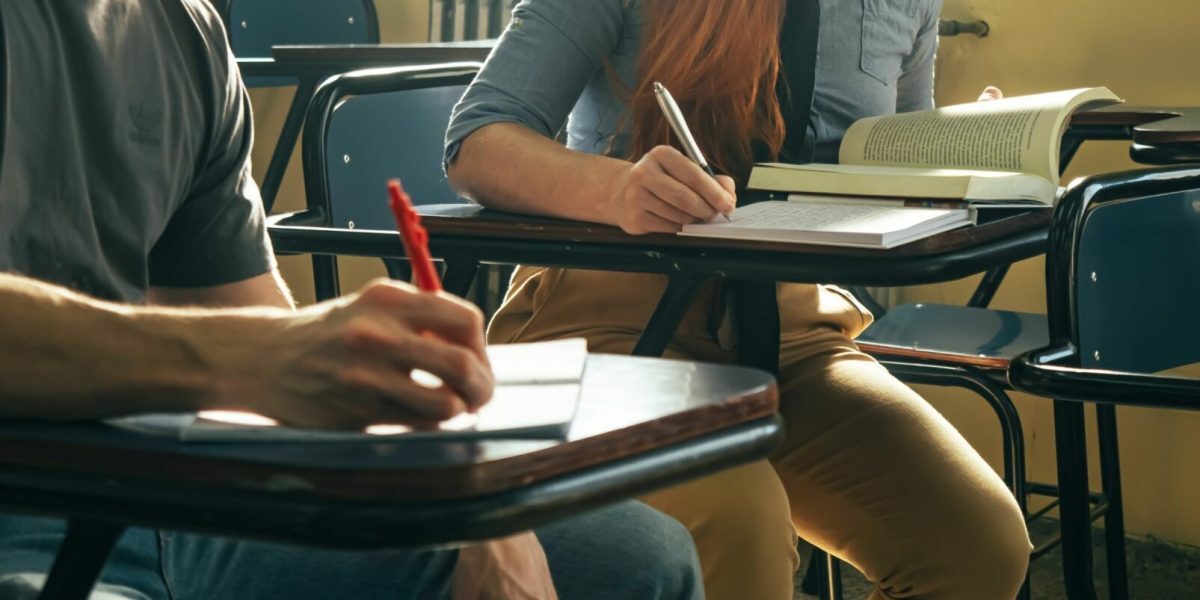 Haos licitație manuale: Edituri se declară câștigătoare înainte de final