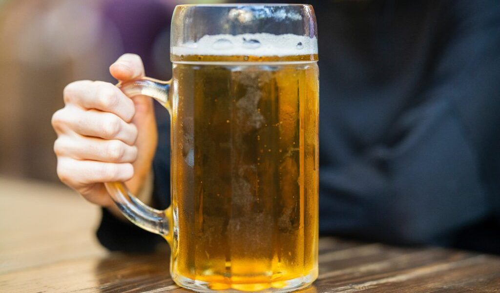 Alcoolul crește riscul de cancer: limita periculoasă dezvăluită