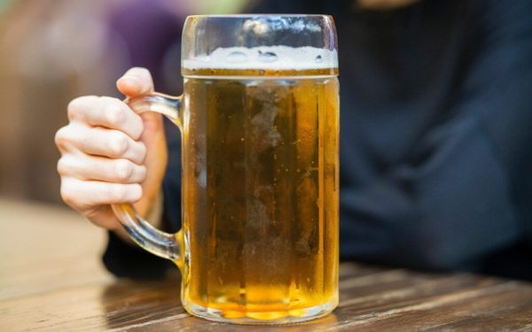 Alcoolul crește riscul de cancer: limita periculoasă dezvăluită