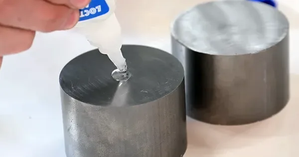 Super Glue: Ce ascunde adezivul care te ține lipit