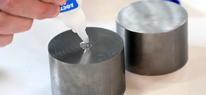 Super Glue: Ce ascunde adezivul care te ține lipit