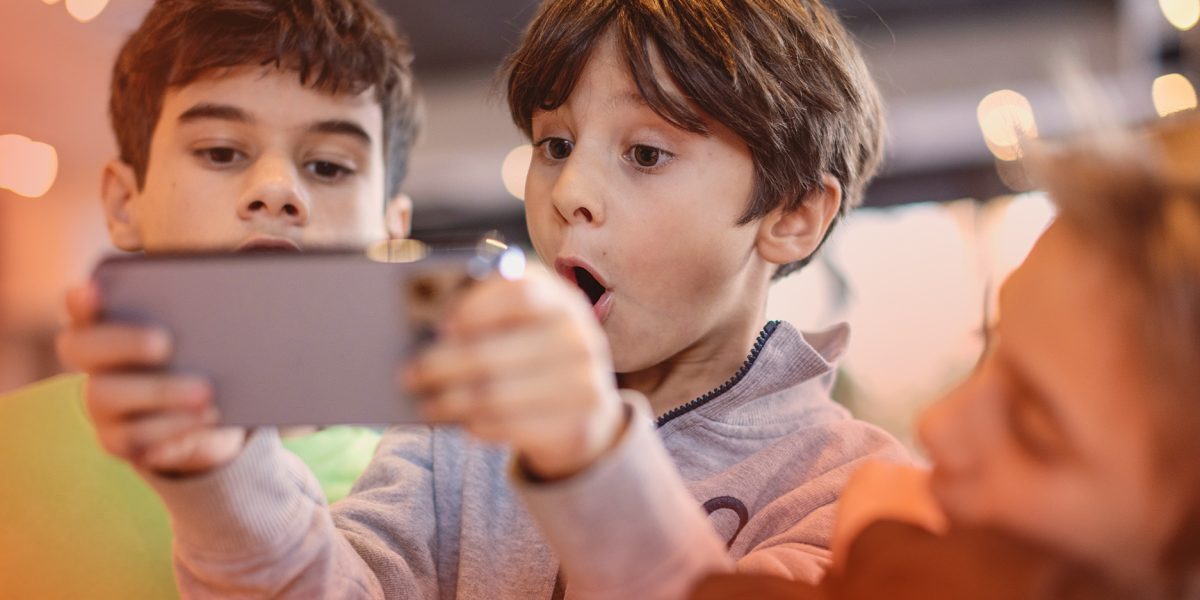 România: 10 ani, AI la teme. Adolescenții, lideri europeni