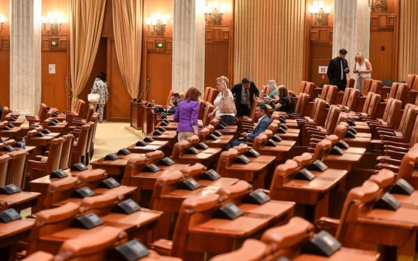 PNL și USR dau PD la CCR: „Început de lovitură de stat”