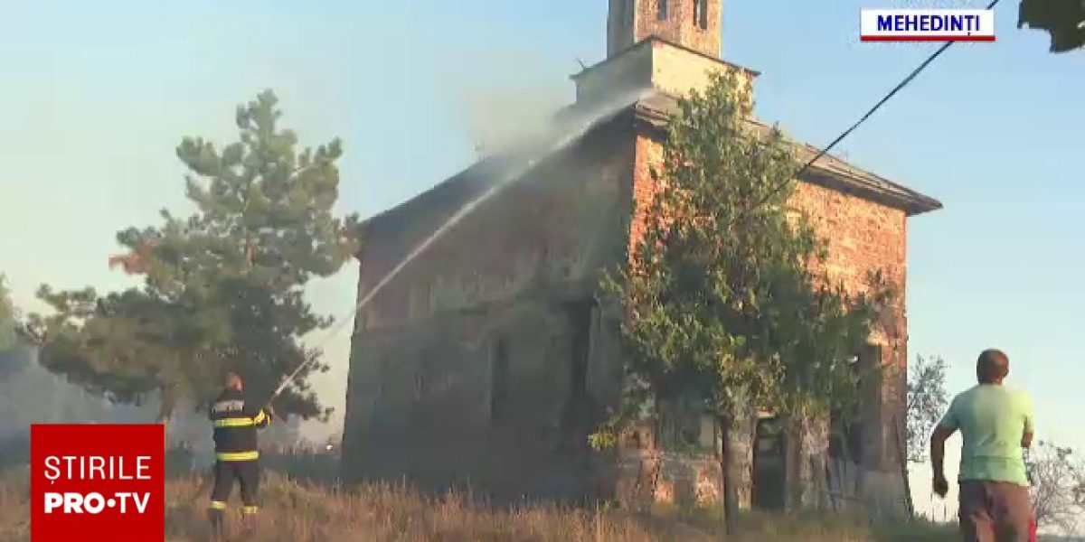 Focul devastează Mehedințiul: pompierii luptă, localnicii disperați