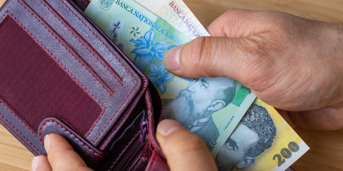 Românii strâmtorați: Doar 1 din 4 e confortabil financiar