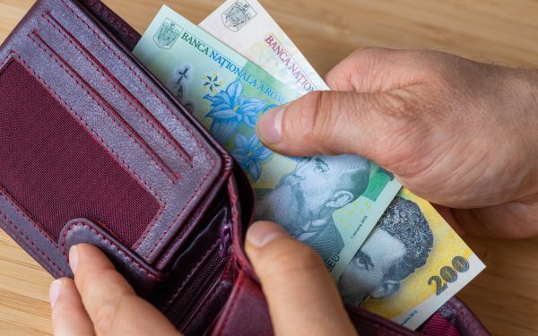 Românii strâmtorați: Doar 1 din 4 e confortabil financiar