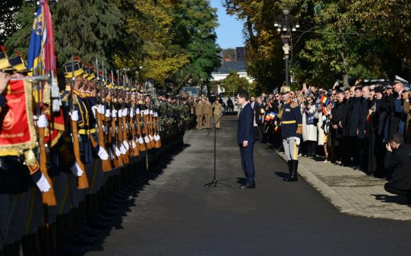 România trimite 20 de militari la Comandamentul Multinațional pentru Ucraina. Nicușor Dan cere vot