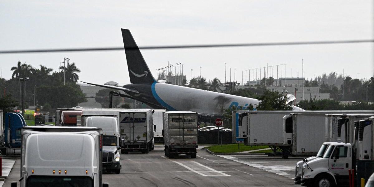 Avion Amazon, dezastru pe șoseaua din Miami! A lovit mașini