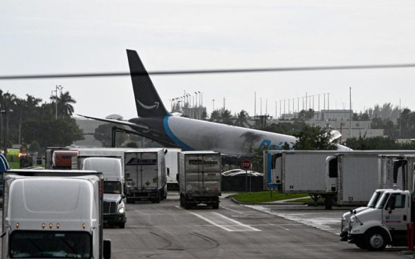 Avion Amazon, dezastru pe șoseaua din Miami! A lovit mașini