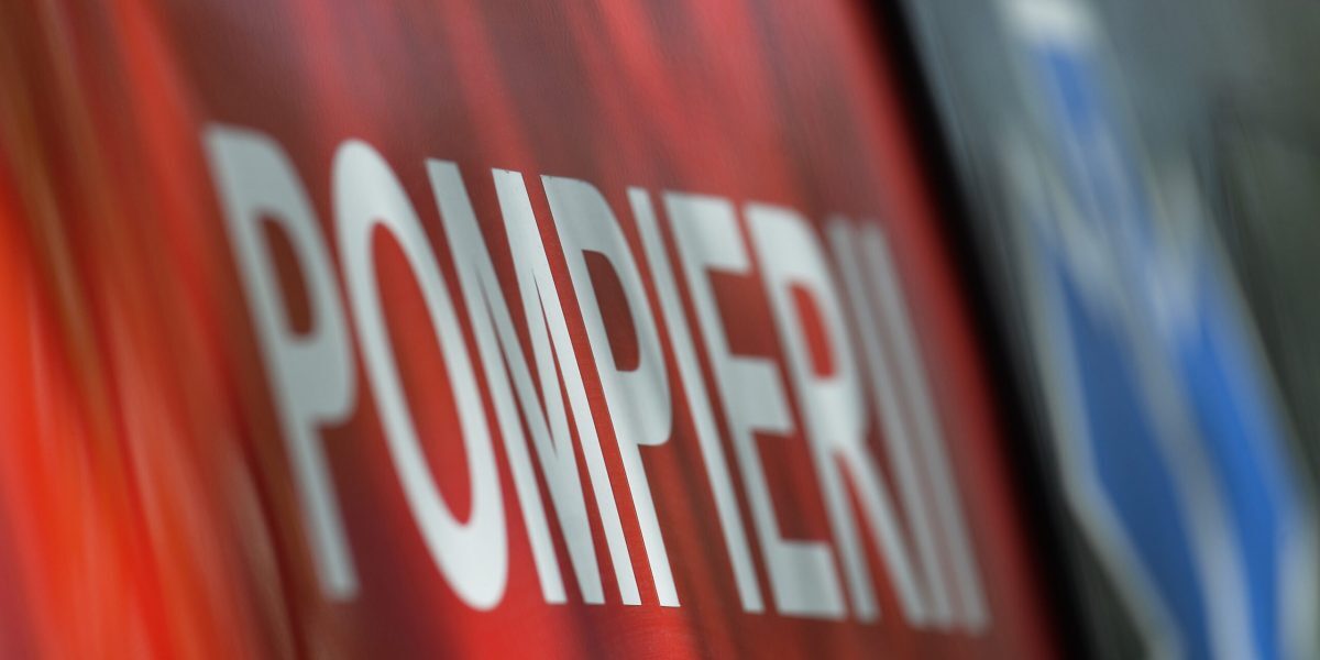 Pompierii salvează bărbat înghițit de pământ la lucru