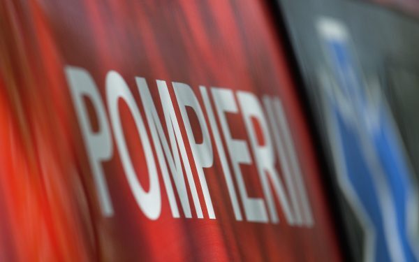 Pompierii salvează bărbat înghițit de pământ la lucru