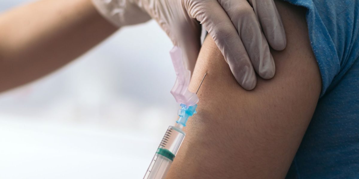 Gripa: Se vaccinează gratuit! Cine e eligibil?