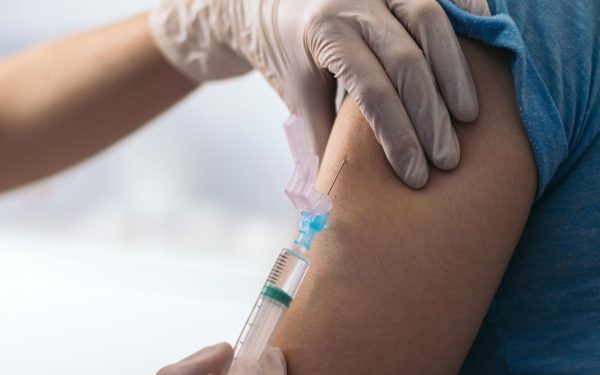 Gripa: Se vaccinează gratuit! Cine e eligibil?